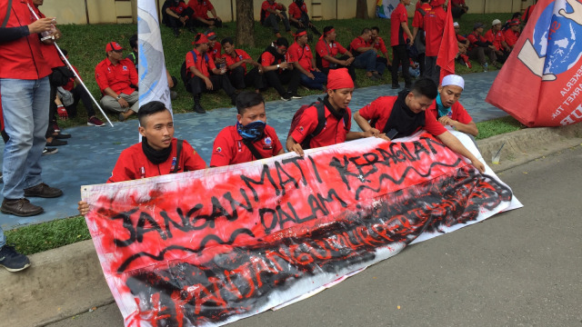 Asosiasi Pekerja Supermarket (Aspek) dan Serikat Pekerja Hero Supermarket Berdemonstrasi Akibat PHK Sepihak di Depan Kantor Hero, Bintaro, Tangerang Selatan, Jumat (10/1). (Foto: Darin Atiandina/kumparan)