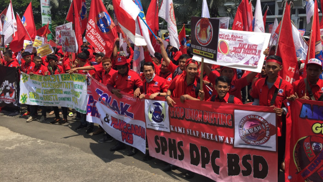 Ratusan Pekerja Hero Supermarket Berdemonstrasi Menolak PHK Massal
