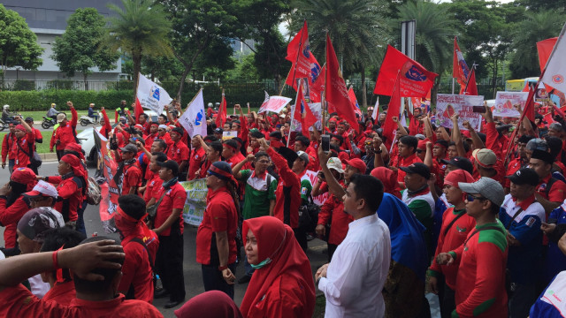 Asosiasi Pekerja Supermarket (Aspek) dan Serikat Pekerja Hero Supermarket Berdemonstrasi Akibat PHK Sepihak di Depan Kantor Hero, Bintaro, Tangerang Selatan, Jumat (10/1). (Foto: Darin Atiandina/kumparan)