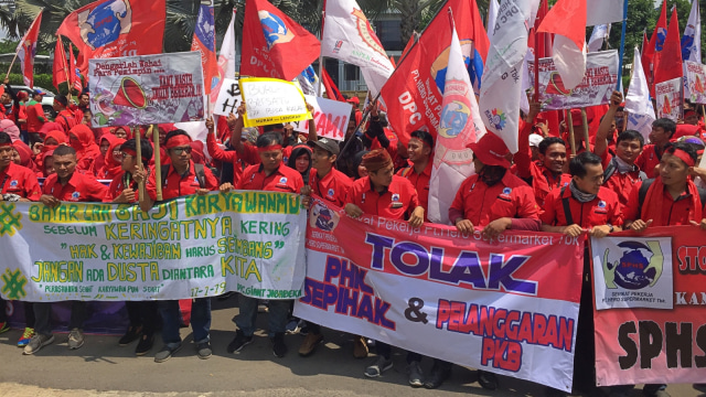 Asosiasi Pekerja Supermarket (Aspek) dan Serikat Pekerja Hero Supermarket Berdemonstrasi Akibat PHK Sepihak di Depan Kantor Hero, Bintaro, Tangerang Selatan, Jumat (10/1). (Foto: Darin Atiandina/kumparan)