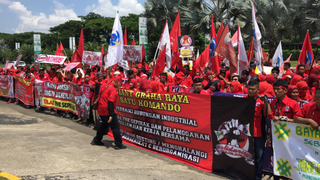 Asosiasi Pekerja Supermarket (Aspek) dan Serikat Pekerja Hero Supermarket Berdemonstrasi Akibat PHK Sepihak di Depan Kantor Hero, Bintaro, Tangerang Selatan, Jumat (10/1). (Foto: Darin Atiandina/kumparan)