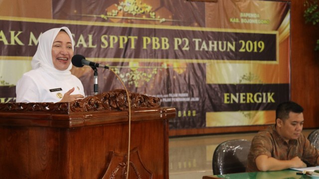 Bupati Bojonegoro, Dr Hj Anna Muawanah, saat beri sambutan dalam acara cetak massal SPPTPBB-P2 tahun 2019, di ruang Angling Dharma Pemkab Bojonegoro, Jum’at (11/01/2019).