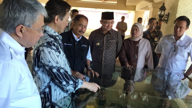 Menteri Pariwisata, Arief Yahya melihat miniatur kota Banten untuk meninjau dampak tsunami yang terjadi. (Foto: Gitario Vista Inasis/kumparan)