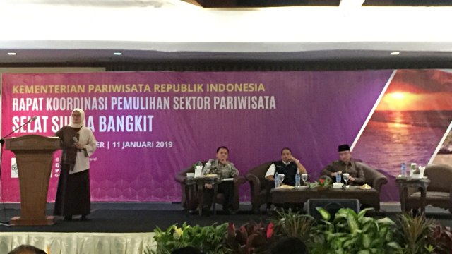 Menteri Pariwisata Arief Yahya (tengah) bersama Gubernur Lampung M Ridho Ficardo (kiri) dan Wagub Banten Andika Hazrumy (kanan). (Foto: Gitario Vista Inasis/kumparan)