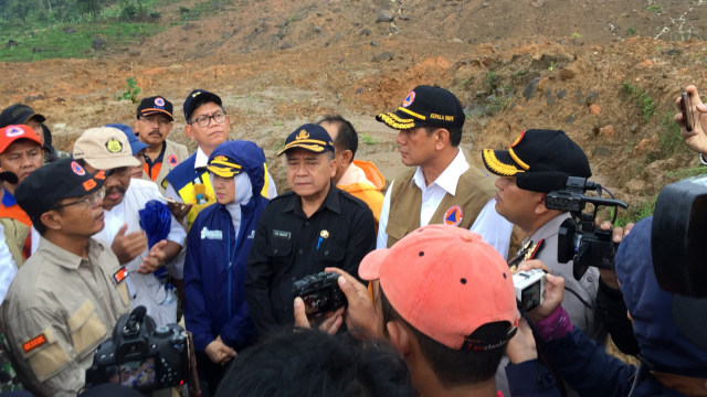 Kepala Badan Nasional Penanggulangan Bencana (BNPB) Letjen Doni Monardo meninjau lokasi terdampak tanah longsor di Kampung Cimapag, Kabupaten Sukabumi, Jumat (11/1). (Foto: Fachrul Irwinsyah/kumparan)