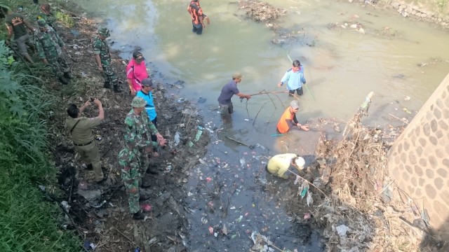 Cegah Banjir, Warga Brebes Turun ke Sungai Bersihkan Sampah