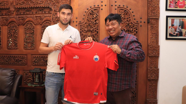 Jahongir Abdumuminov (kiri), pemain baru Persija Jakarta. (Foto: Dok. Media Persija)