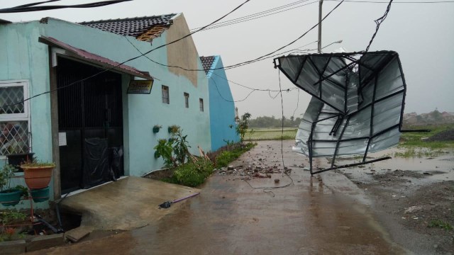 Kondisi rumah di perumahan Putraco Permai, Ciherang, Rancaekek akibat angin Puting Beliung. (Foto: Istimewa)