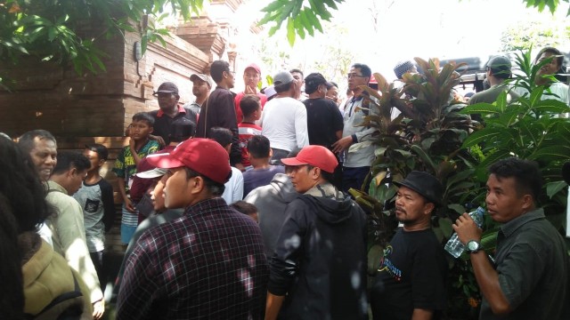 Warga Dusun Wanasari, Denpasar, demo tuntut kepala dusunnya mundur. (Foto: Denita BR Matondang/kumparan)