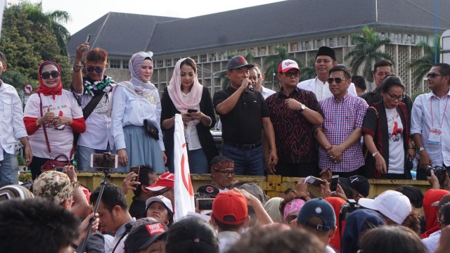 Angel Lelga (kedua dari kiri) dan Moeldoko (tengah) di Aksi relawan 01 Jokowi-Maruf di depan pintu Monas Barat, Jakarta, Jumat (11/1). (Foto: Irfan Adi Saputra/kumparan)