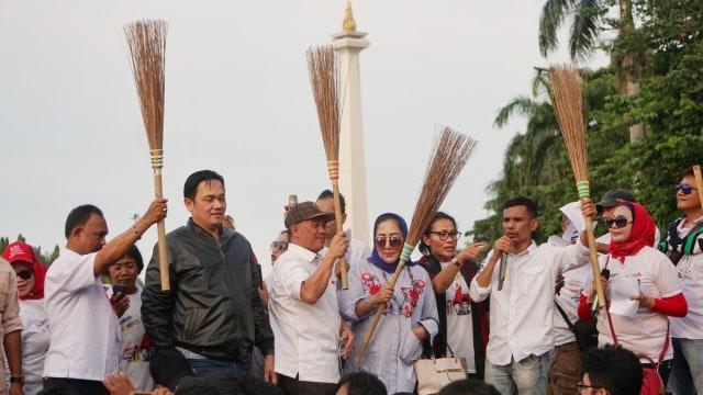 Farhat Abbas (kedua dari kiri)di Aksi relawan 01 Jokowi-Maruf di depan pintu Monas Barat, Jakarta, Jumat (11/1). (Foto: Irfan Adi Saputra/kumparan)
