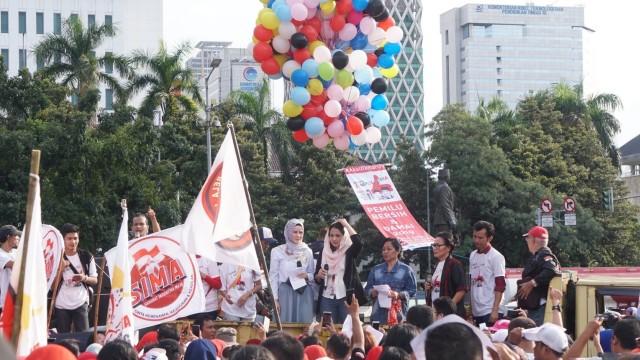 Suasana aksi relawan 01 Jokowi-Maruf di depan pintu Monas Barat, Jakarta, Jumat (11/1). (Foto: Irfan Adi Saputra/kumparan)