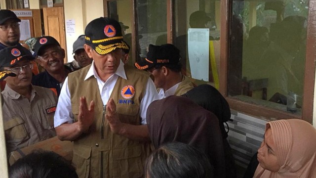 Kepala Badan Nasional Penanggulangan Bencana (BNPB) Letjen Doni Monardo meninjau lokasi terdampak tanah longsor di Kampung Cimapag, Kabupaten Sukabumi, Jumat (11/1). (Foto:  Fachrul irwinsyah/kumparan)