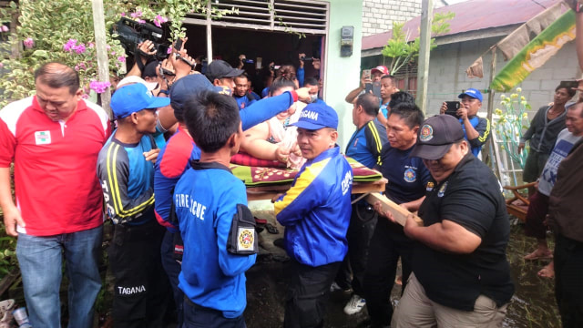 Evakuasi ibu Titi Wati penderita obesitas dibantu oleh Tagana Provinsi Kalimantan Tengah, dari rumahnya menuju RSUD Doris Sylvanus Palangka Raya. (Foto: Dok. Tagana)