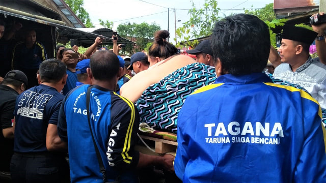 Evakuasi ibu Titi Wati penderita obesitas dibantu oleh Tagana Provinsi Kalimantan Tengah, dari rumahnya menuju RSUD Doris Sylvanus Palangka Raya. (Foto: Dok. Tagana)