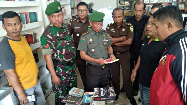 Anggota TNI merazia buku-buku. (Foto: Langkan/Irwan Saputra)