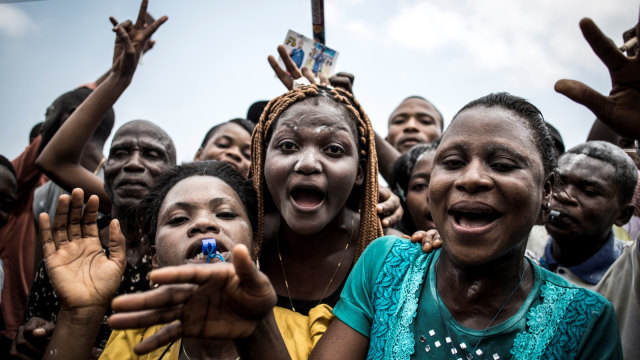 Pendukung presiden Republik Demokratik Kongo yang baru terpilih, Felix Tshisekedi, merayakan di jalanan Kinshasa. (Foto: AFP/John Wessels)
