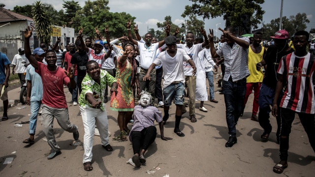 Pendukung Felix Tshisekedi, kandidat yang terpilih sebagai pemenang sementara dalam pemilihan presiden Republik Demokratik Kongo, merayakan di jalanan Kinshasa. (Foto: AFP/John Wessels)