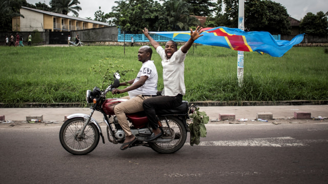 Pendukung Felix Tshisekedi, kandidat yang terpilih sebagai pemenang sementara dalam pemilihan presiden Republik Demokratik Kongo, merayakan di jalanan Kinshasa. (Foto: AFP/John Wessels)