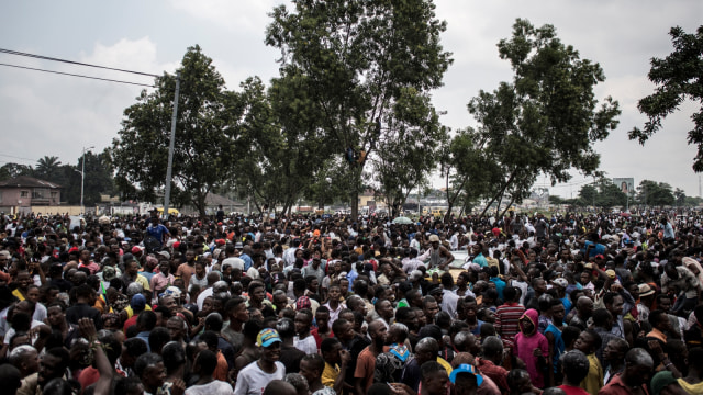 Para pendukung Felix Tshisekedi, kandidat yang terpilih sebagai pemenang sementara dalam pemilihan presiden Republik Demokratik Kongo, merayakan di jalanan Kinshasa. (Foto: AFP/John Wessels)