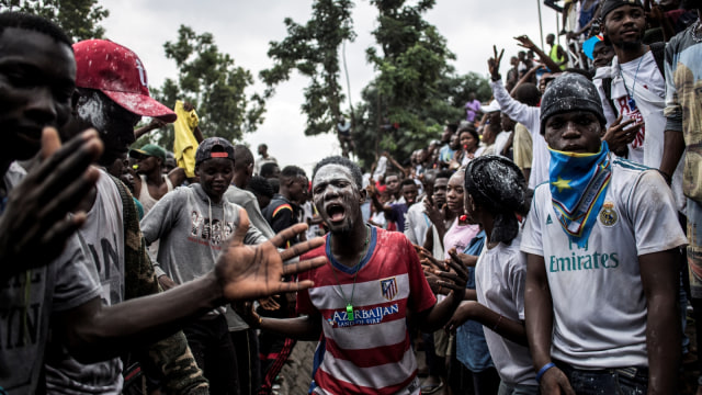 Para pendukung Felix Tshisekedi, yang dinobatkan sebagai pemenang sementara pemilihan presiden Republik Demokratik Kongo, merayakan dengan bedak. (Foto: AFP/John Wessels)