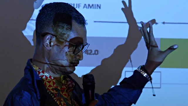 Pendiri Alvara Research Center Hasanuddin Ali menyampaikan paparan hasil survei terkait Pilpres 2019 di Jakarta. (Foto: Antara/Wahyu Putro A)
