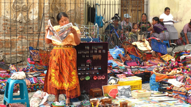 Penjual souvenir sedang menjaga dagangan di Guatemala (Foto: Flickr/Stanley Wood)