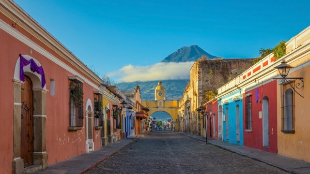 Bangunan warna-warni bernuansa kolonial berlatar gunung, Antigua (Foto: Shutter Stock)