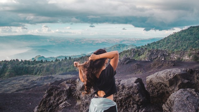 Traveler mendaki Pacaya Volcano di Guatemala (Foto: Shutter Stock)