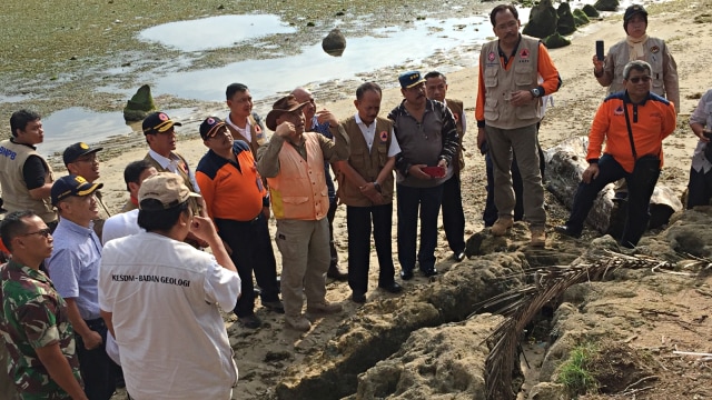 Kepala Pusat Penelitian Geoteknoligi LIPI, Eko Yulianto (rompi oranye) menjelaskan soal koral besar yang terbawa oleh tsunami kepada Kepala BNPB Letjen Doni Monardo. (Foto: Fachrul Irwinsyah/kumparan)