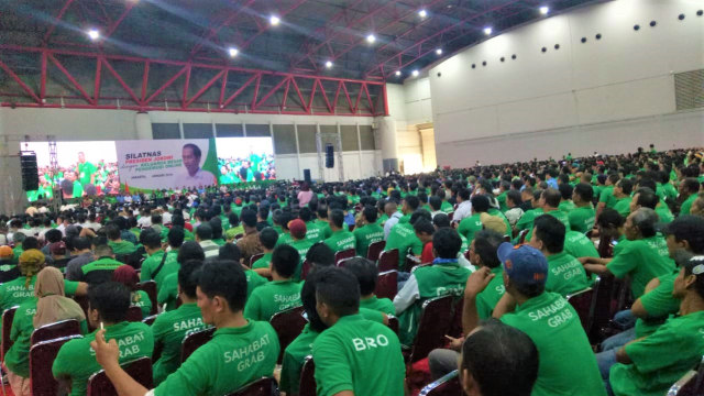 Massa pengemudi Online, Grab, Gojek dan Bluebird yang hadir di Jiexpo Kemayoran. (Foto: Rian/kumparan)