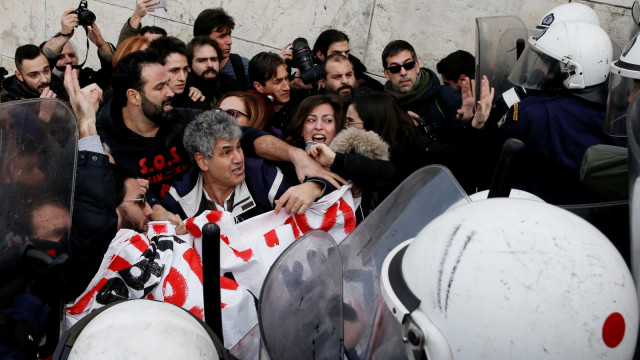 Para guru sekolah Yunani bentrok dengan polisi anti huru hara selama demonstrasi di depan gedung parlemen di sektor publik di Athena, Yunani. (Foto: Reuters/Costas Baltas)