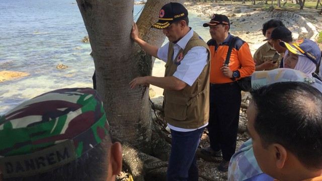 Kepala BNPB, Doni Monardo beserta staff saat meninjau lokasi terdampak tsunami Selat Sunda di Tanjung Lesung. (Foto: Fachrul Irwinsyah/kumparan)