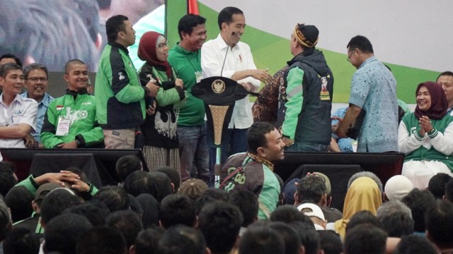 Presiden Joko Widodo bersalaman dengan pengemudi ojek online di acara Silatnas, Jiexpo, Kemayoran. (Foto: Jamal Ramadhan/kumparan)