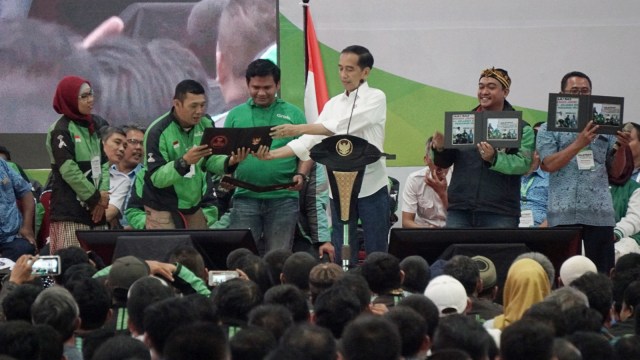 Presiden Joko Widodo memberikan sejumlah cendera mata untuk pengemudi ojek online di acara Silatnas, Jiexpo, Kemayoran. (Foto: Jamal Ramadhan/kumparan)