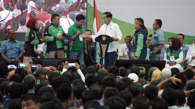 Presiden Joko Widodo memberikan sejumlah cendera mata untuk pengemudi ojek online di acara Silatnas, Jiexpo, Kemayoran. (Foto: Jamal Ramadhan/kumparan)