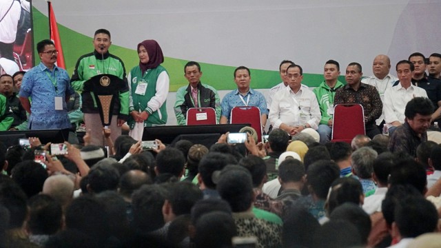 Pengemudi ojek online memberikan pidato di acara Silatnas, Jiexpo, Kemayoran. (Foto: Jamal Ramadhan/kumparan)