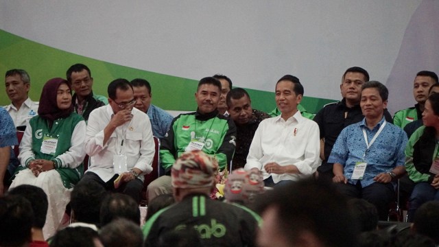 Presiden Joko Widodo didampingi Menteri Perhubungan, Budi Karya saat menghadiri acara Silatnas di Jiexpo, Kemayoran. (Foto: Jamal Ramadhan/kumparan)