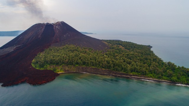 Tampak Gunung Anak Krakatau yang diambil pada 19 Oktober 2017 (Foto: Shutter Stock)
