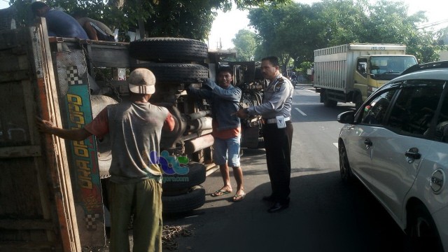 Pecah Ban Truk  Bermuatan Rongsokan Terguling di Baureno 