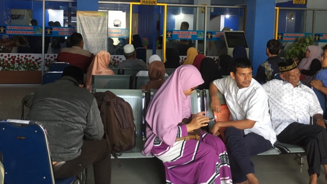 Suasana kantor Imigrasi Kelas I A Banda Aceh, Sabtu (12/1). Warga antre menunggu proses pembuatan passport.  (Foto: Zuhri Noviandi/kumparan)