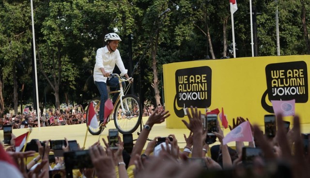 Jokowi di naik sepeda di deklarasi Alumni UI untuk Jokowi-Amin di GBK (Foto: Jamal Ramadan/kumparan)