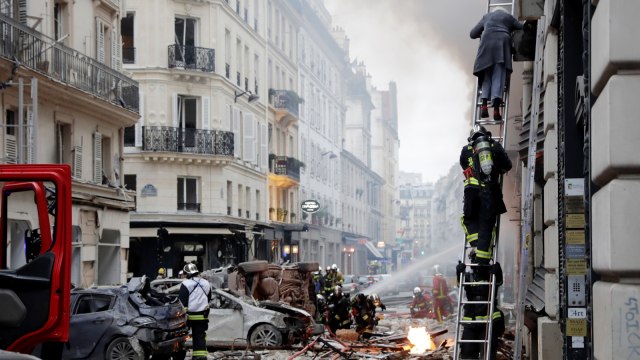 Seorang wanita dievakuasi oleh petugas pemadam kebakaran setelah ledakan sebuah toko roti di sudut jalan Saint-Cecile dan Rue de Trevise di pusat kota Paris. (Foto: AFP/Thomas SAMSON)