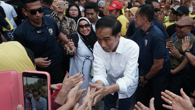 Jokowi menyapa senior senior alumni UI (Foto: Jamal Ramadan/kumparan)
