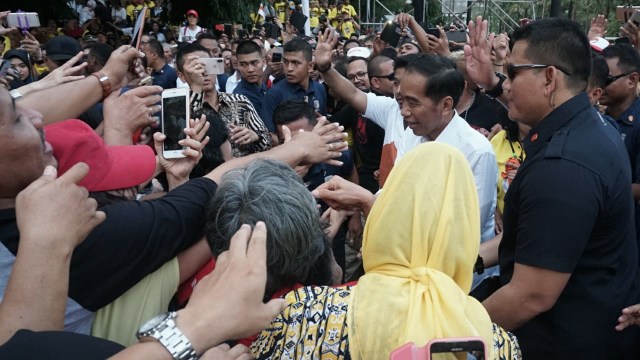 Jokowi menyapa senior senior alumni UI (Foto: Jamal Ramadan/kumparan)