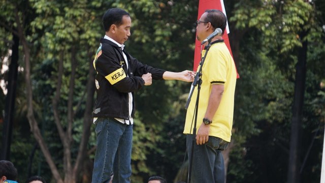 Jokowi mengenakan jaket pemberian Alumni UI (Foto: Jamal Ramadan/kumparan)