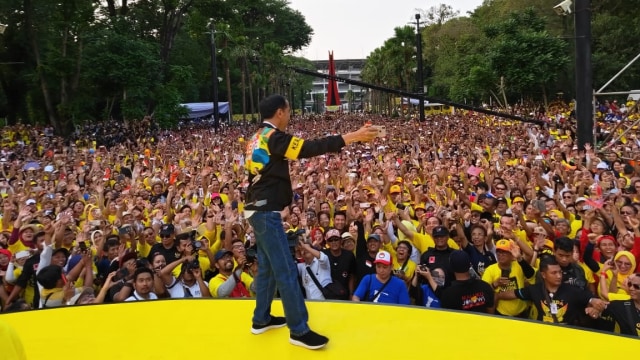 Jokowi di depan ribuan alumni UI
 (Foto: dok Johan Budi)