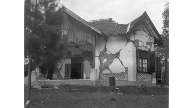 Salah satu rumah di Wonosobo yang hancur akibat gempa Wonosobo 1924 (Foto: Istimewa)