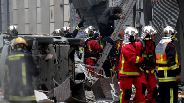 Petugas pemadam kebakaran Paris mengevakuasi toko roti yang meledak akibat kebocoran gas, Sabtu (12/1/2019). (Foto: REUTERS/Benoit Tessier)