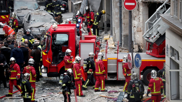 Petugas pemadam kebakaran Paris mengevakuasi toko roti yang meledak akibat kebocoran gas, Sabtu (12/1/2019). (Foto: REUTERS/Benoit Tessier)